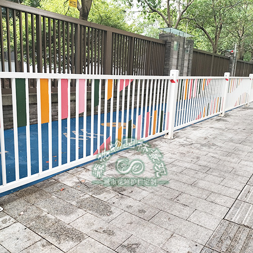 学校彩色金属隔离安全护栏