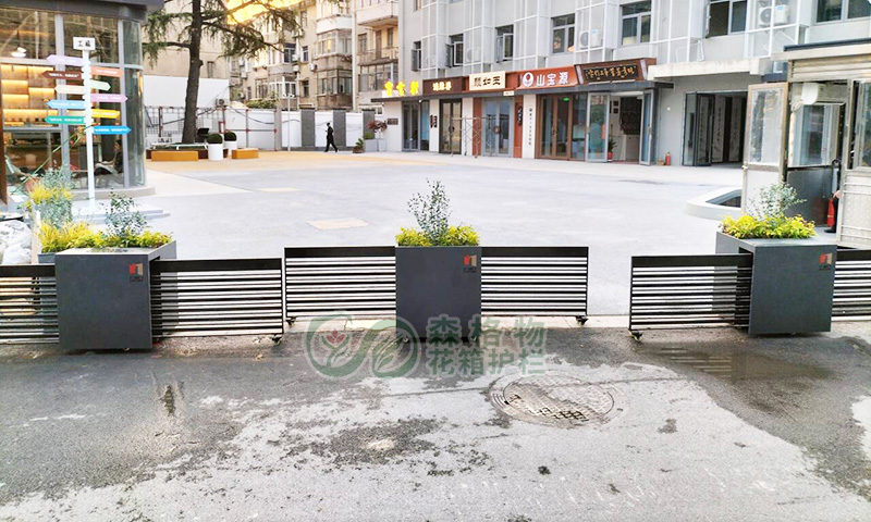 苏州双向移动伸缩花箱护栏人车分流应用案例