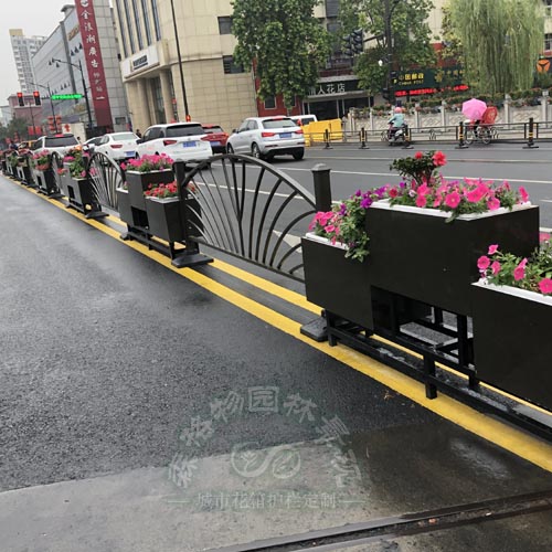 广东品字形不锈钢底座PVC花箱护栏