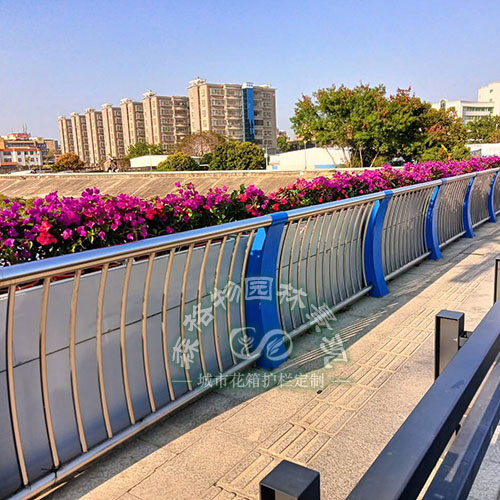 城市桥梁护栏外侧落地